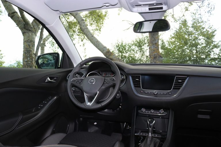 Opel Grandland X 1.2 Innovation AT8: la prova su strada