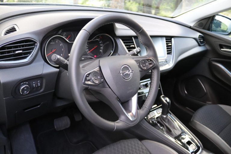 Opel Grandland X 1.2 Innovation AT8: la prova su strada