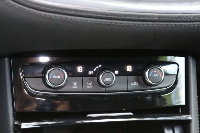 Opel Grandland X 1.2 Innovation AT8: la prova su strada
