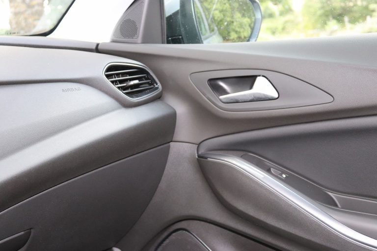 Opel Grandland X 1.2 Innovation AT8: la prova su strada