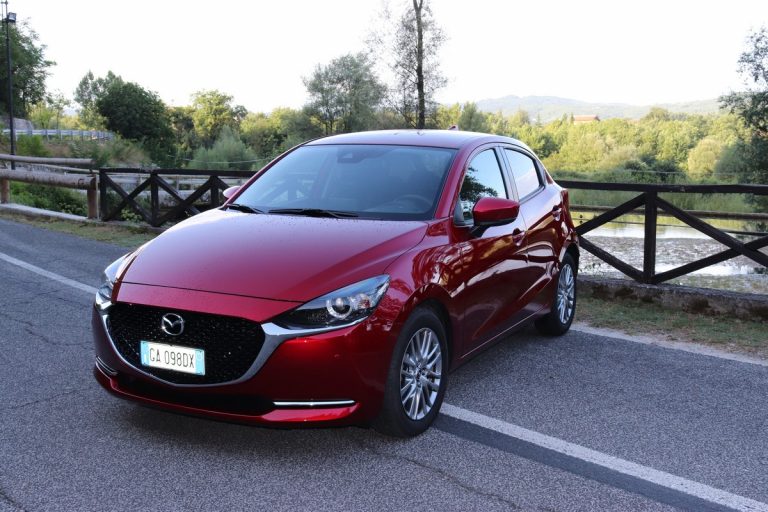 Mazda 2 Skyactiv-G M Hybrid 90 CV Exceed: la prova su strada