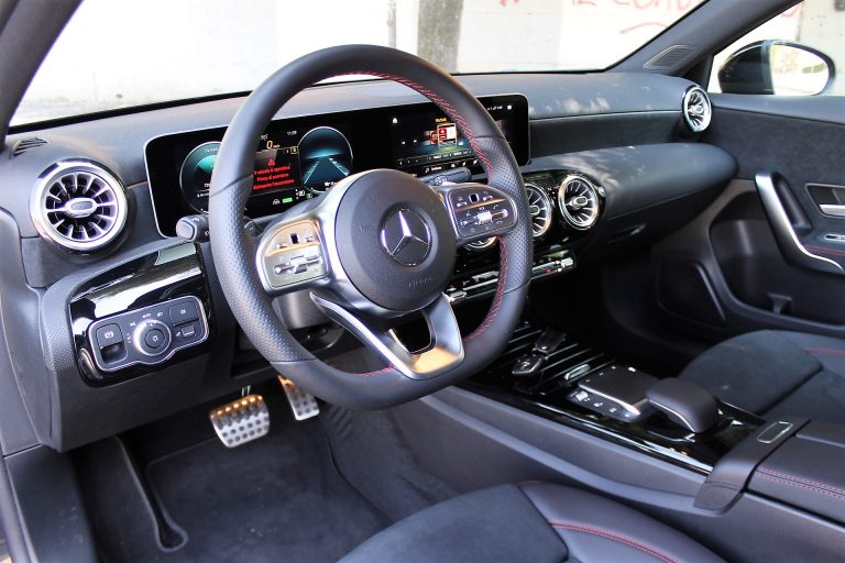 Mercedes-Benz Classe A 250e: la prova su strada