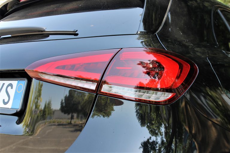 Mercedes-Benz Classe A 250e: la prova su strada