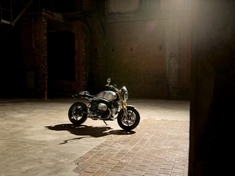 BMW R nine T: immagini ufficiali
