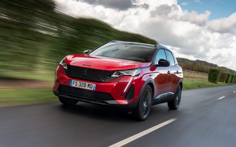 Nuova Peugeot 3008 GT Black Pack: immagini ufficiali