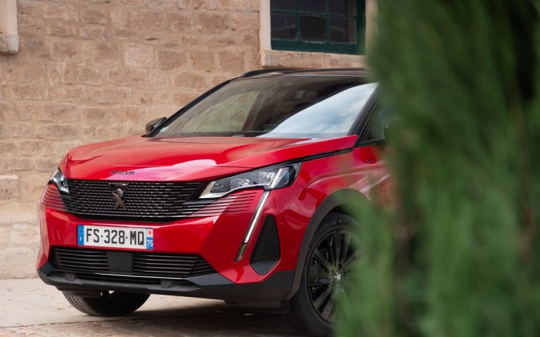 Nuova Peugeot 3008 GT Black Pack: immagini ufficiali
