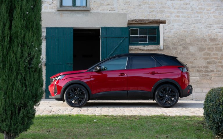 Nuova Peugeot 3008 GT Black Pack: immagini ufficiali