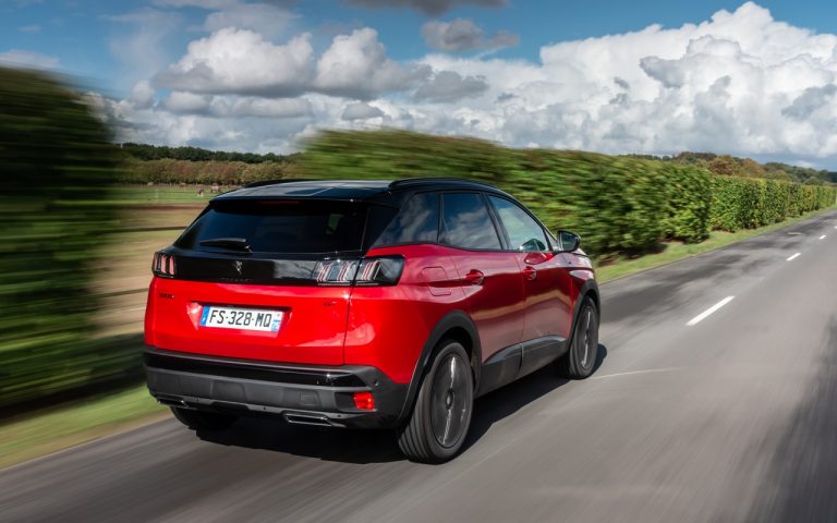 Nuova Peugeot 3008 GT Black Pack: immagini ufficiali