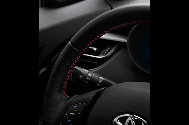 Toyota C-HR GR Sport 2021: immagini ufficiali