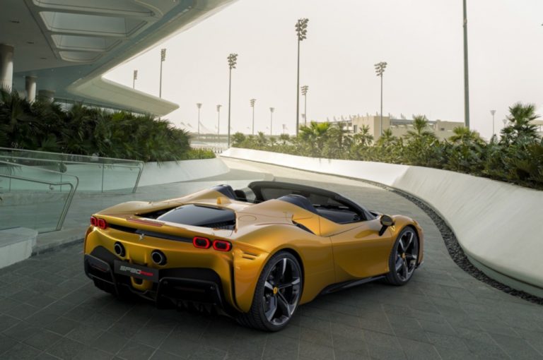 Ferrari SF90 Spider 2021: immagini ufficiali