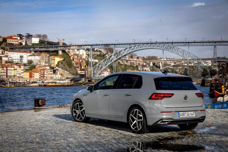 Volkswagen Golf 8 e Golf 8 Variant: immagini ufficiali