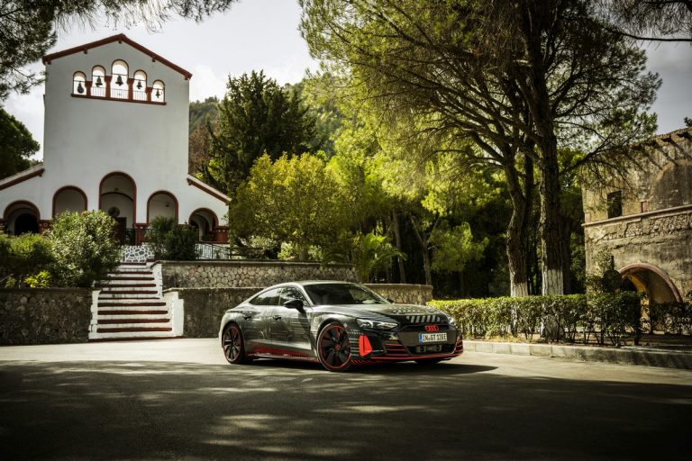 Audi RS e-tron GT: le immagini del prototipo