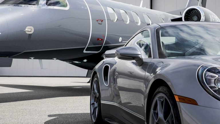 Porsche 911 Turbo S Embraer Phenom 300E: immagini ufficiali