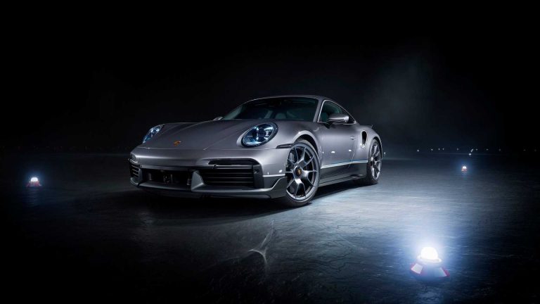 Porsche 911 Turbo S Embraer Phenom 300E: immagini ufficiali