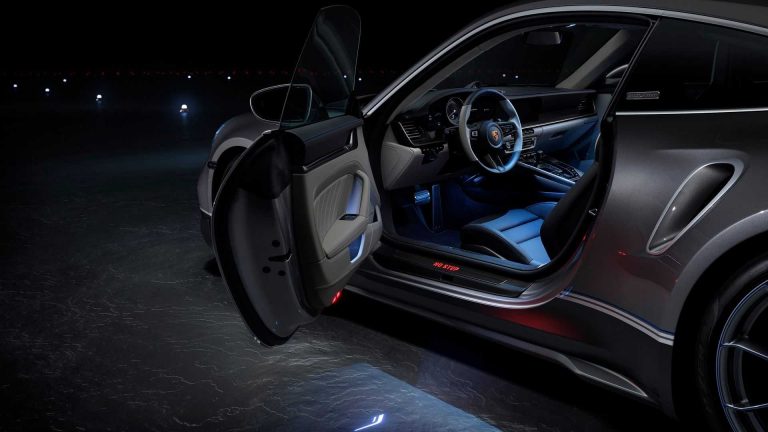 Porsche 911 Turbo S Embraer Phenom 300E: immagini ufficiali