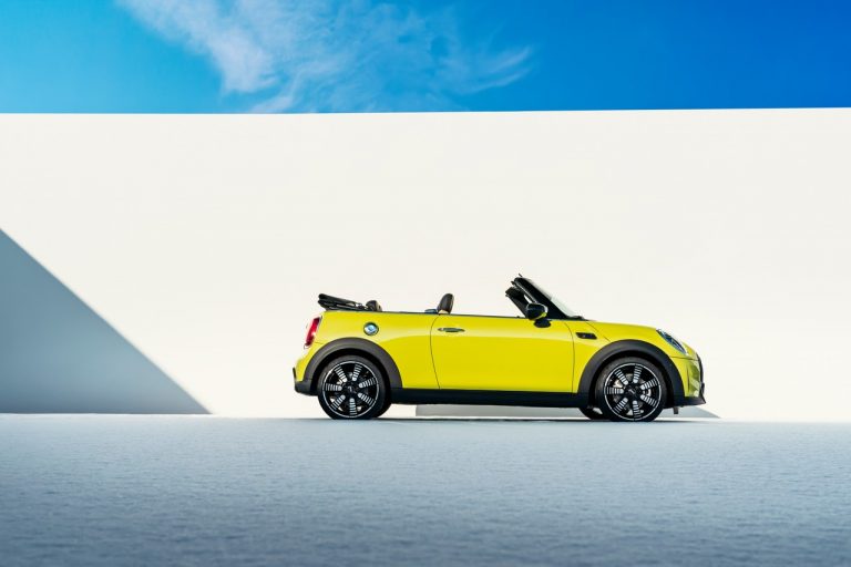 Mini 3 porte, Mini 5 porte e Mini Cabrio 2021: immagini ufficiali