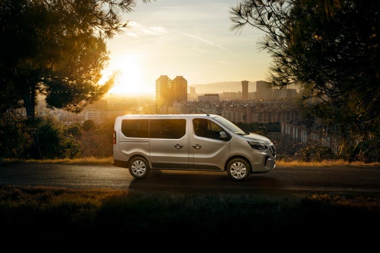 Nissan NV300 BUS 2021: immagini ufficiali