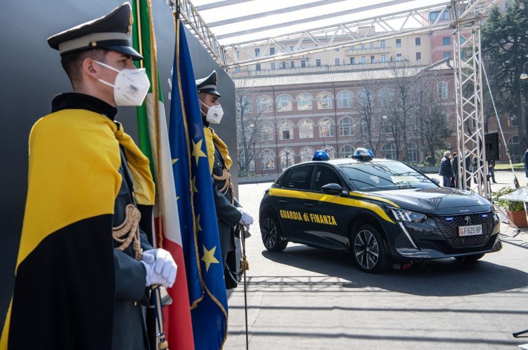 Peugeot e-208 consegnata alla Guardia di Finanza: immagini ufficiali