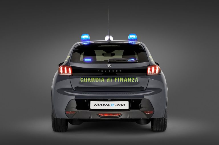Peugeot e-208 consegnata alla Guardia di Finanza: immagini ufficiali