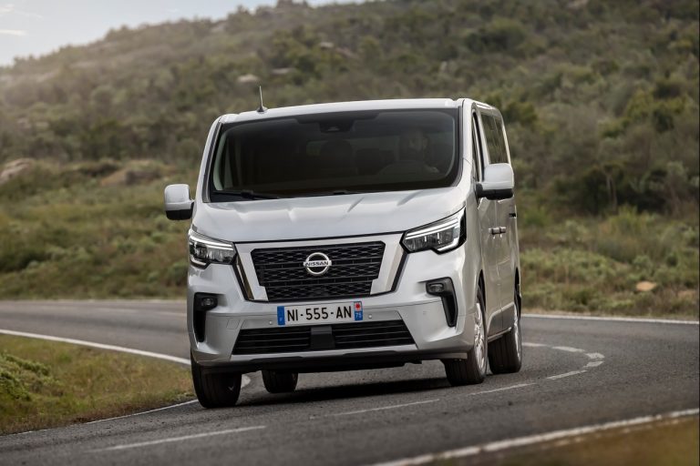 Nissan NV300 BUS 2021: immagini ufficiali
