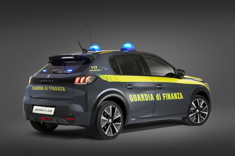 Peugeot e-208 consegnata alla Guardia di Finanza: immagini ufficiali