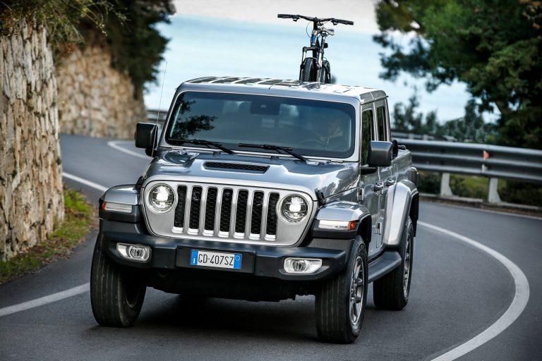 Jeep Gladiator Overland 2021: immagini ufficiali