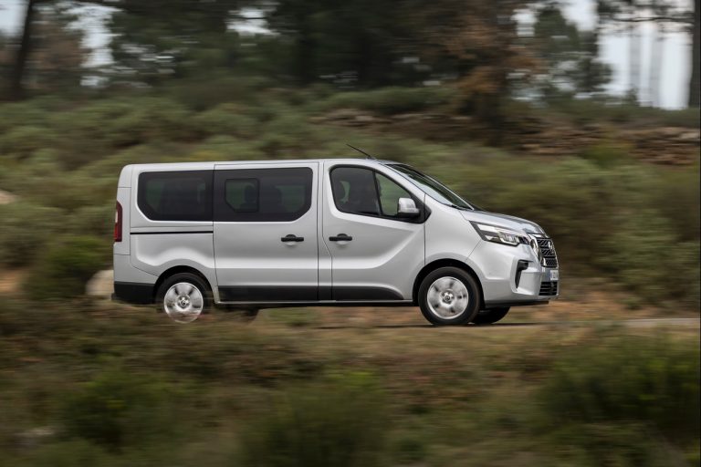 Nissan NV300 BUS 2021: immagini ufficiali