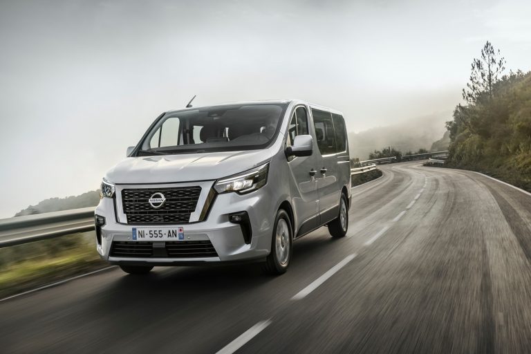 Nissan NV300 BUS 2021: immagini ufficiali