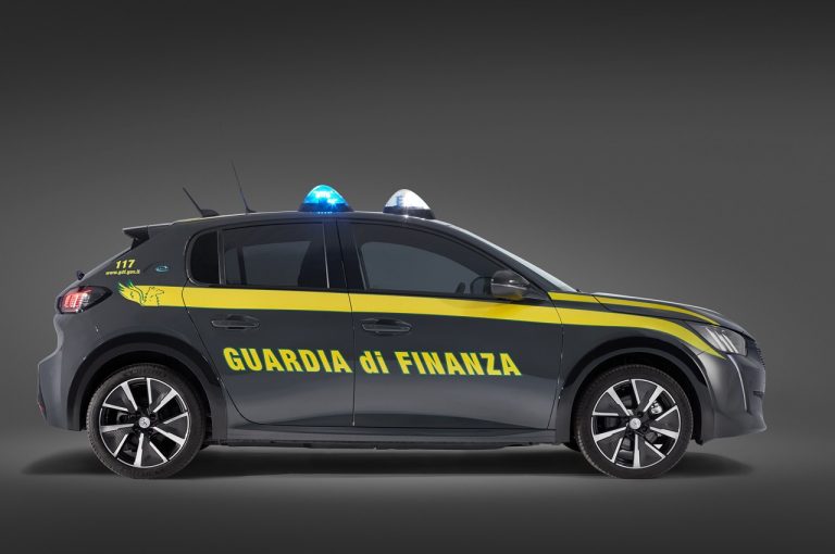 Peugeot e-208 consegnata alla Guardia di Finanza: immagini ufficiali
