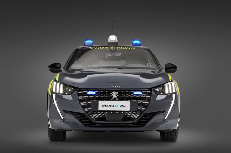Peugeot e-208 consegnata alla Guardia di Finanza: immagini ufficiali