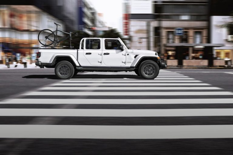 Jeep Gladiator Overland 2021: immagini ufficiali