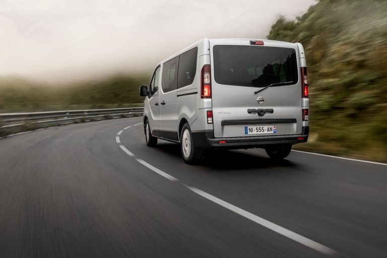 Nissan NV300 BUS 2021: immagini ufficiali