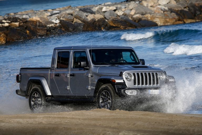 Jeep Gladiator Overland 2021: immagini ufficiali