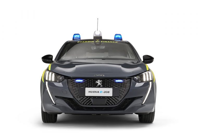 Peugeot e-208 consegnata alla Guardia di Finanza: immagini ufficiali