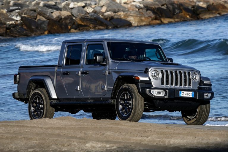 Jeep Gladiator Overland 2021: immagini ufficiali