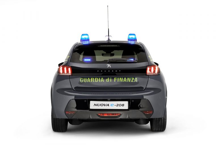 Peugeot e-208 consegnata alla Guardia di Finanza: immagini ufficiali