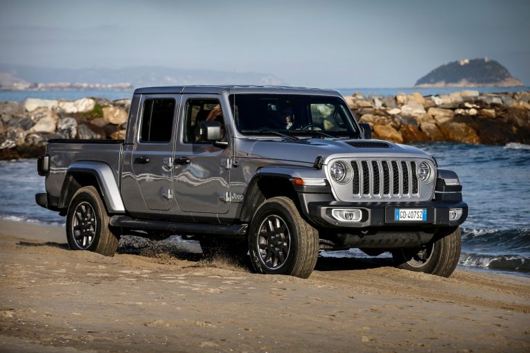 Jeep Gladiator Overland 2021: immagini ufficiali