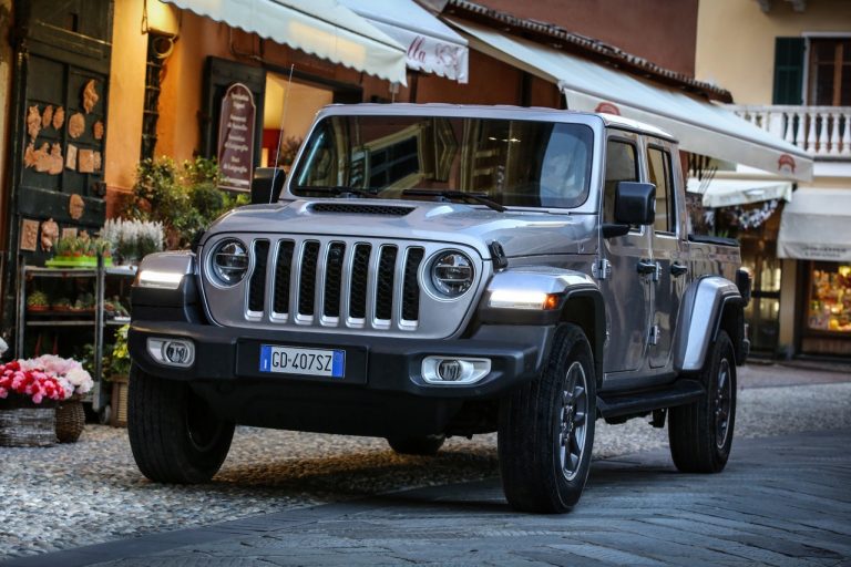Jeep Gladiator Overland 2021: immagini ufficiali