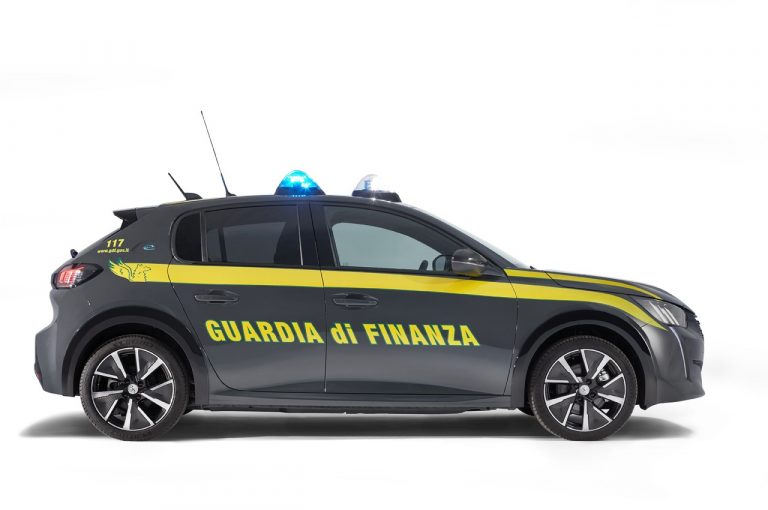 Peugeot e-208 consegnata alla Guardia di Finanza: immagini ufficiali