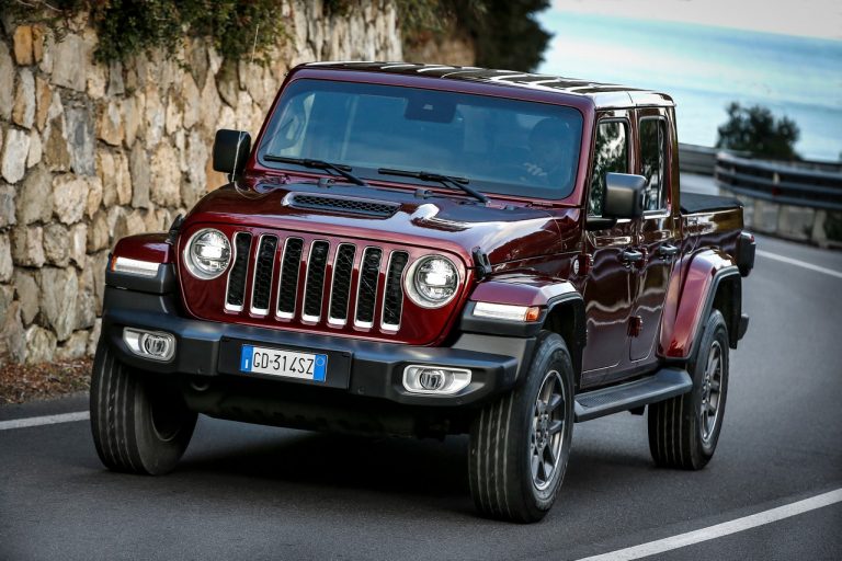 Jeep Gladiator Overland 2021: immagini ufficiali