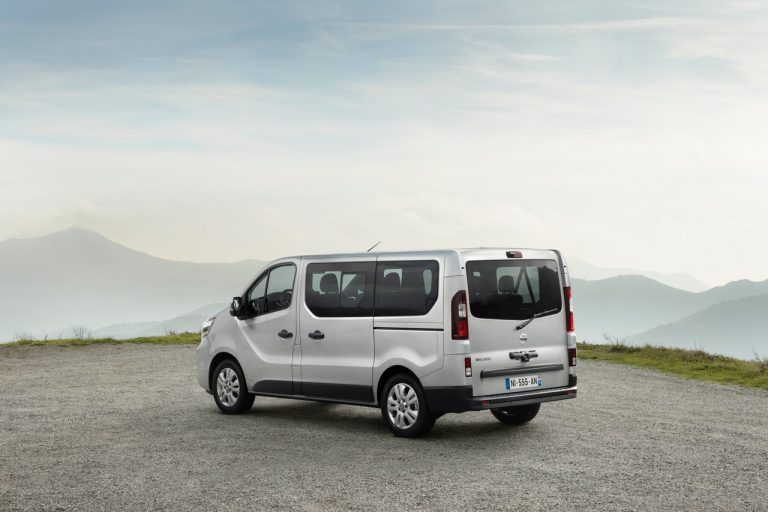 Nissan NV300 BUS 2021: immagini ufficiali