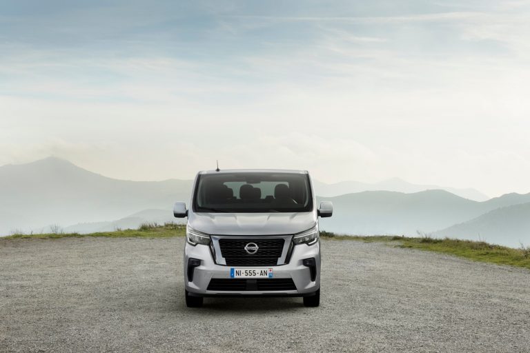 Nissan NV300 BUS 2021: immagini ufficiali
