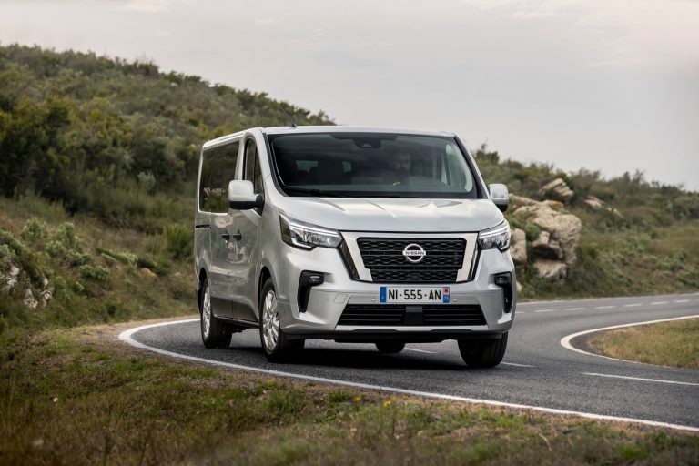 Nissan NV300 BUS 2021: immagini ufficiali