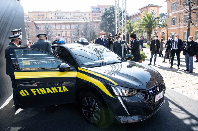 Peugeot e-208 consegnata alla Guardia di Finanza: immagini ufficiali