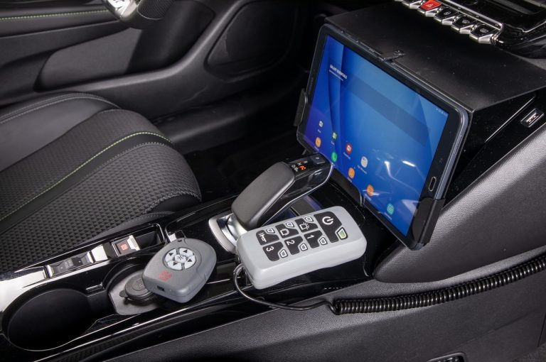Peugeot e-208 consegnata alla Guardia di Finanza: immagini ufficiali