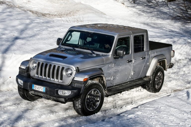 Jeep Gladiator Overland 2021: immagini ufficiali