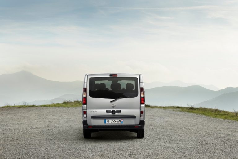 Nissan NV300 BUS 2021: immagini ufficiali
