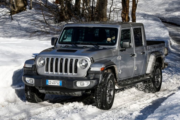 Jeep Gladiator Overland 2021: immagini ufficiali