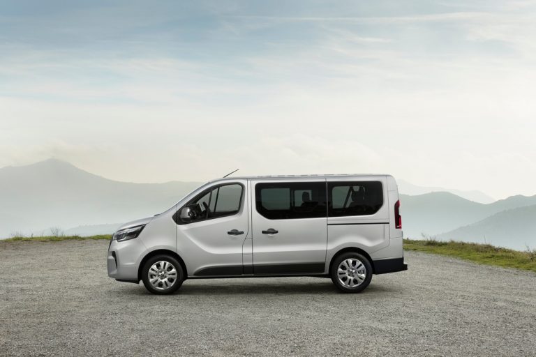 Nissan NV300 BUS 2021: immagini ufficiali