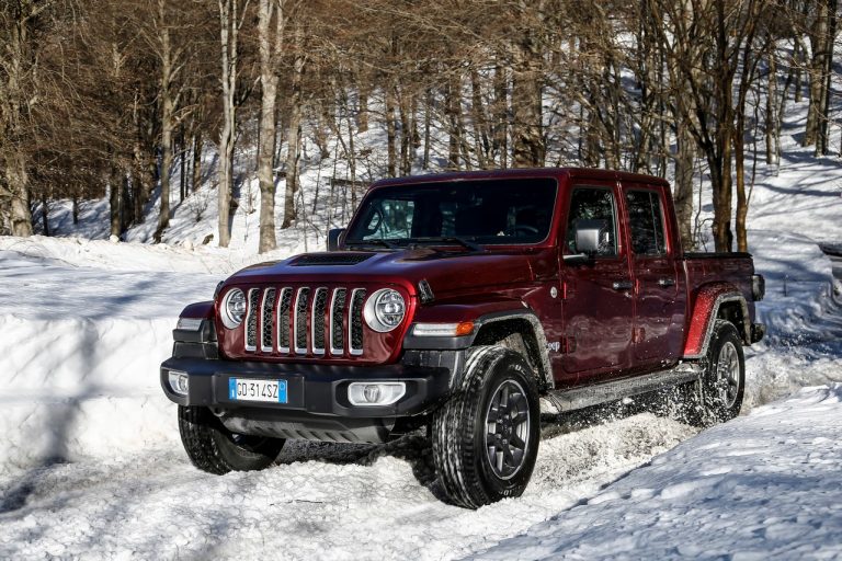 Jeep Gladiator Overland 2021: immagini ufficiali